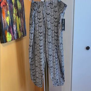 Chic Black and White Patterned Women's leisure Pants